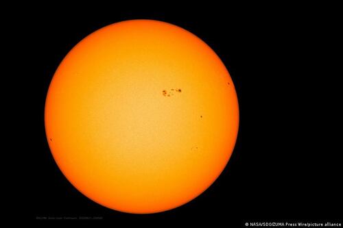 AR3038, la gigantesca mancha solar que apunta hacia la Tierra: tiene tres veces el tamaño de nuestro planeta