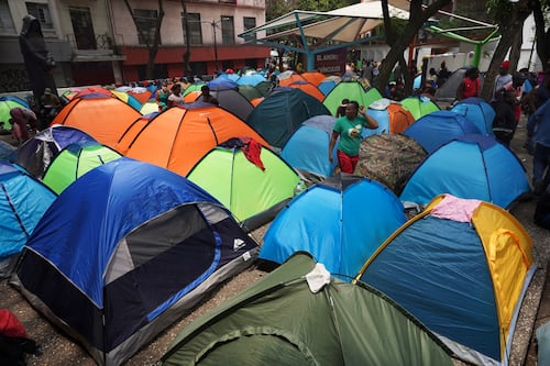 Texas demanda a gobierno de Biden por sistema de asilo a migrantes a través de app ‘CBP One’