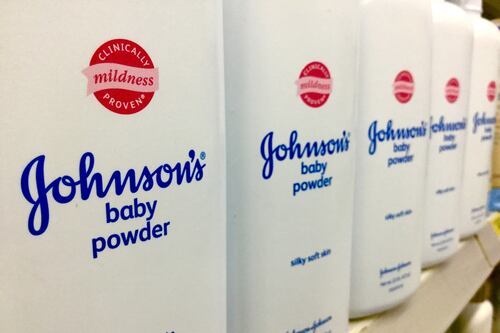 J&J pretende ir a la quiebra para no indemnizar a afectados de cáncer por talco de bebés
