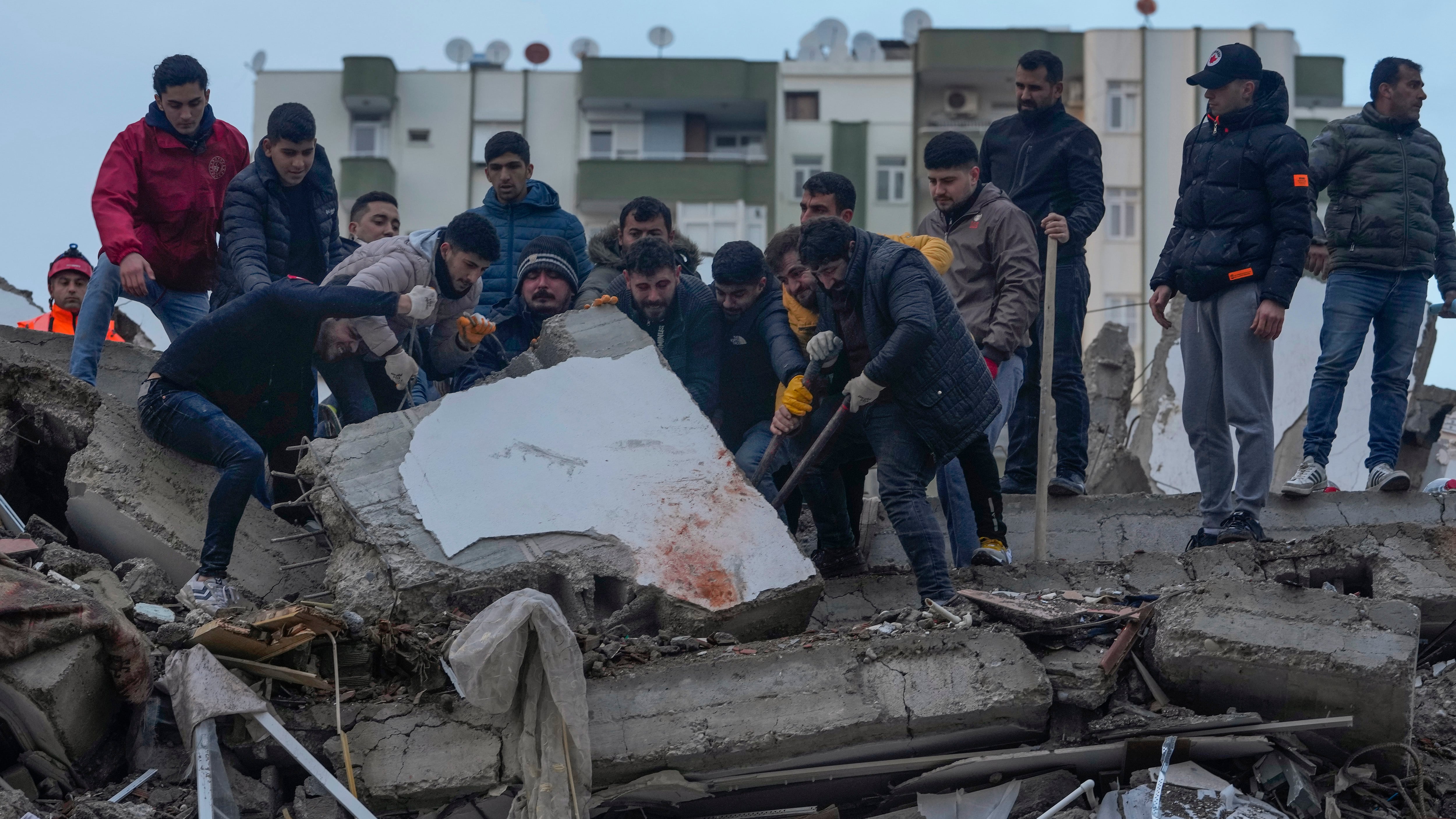 Turquía: Rescatan a hombre que sobrevivió 278 horas bajo los escombros del temblor