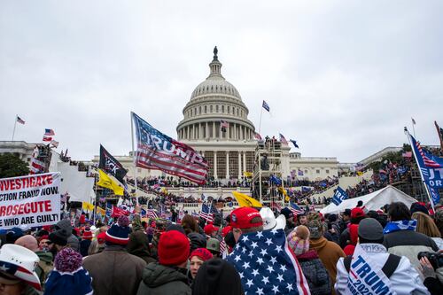 Insurgentes que asaltaron el Capitolio federal celebran triunfo de Trump