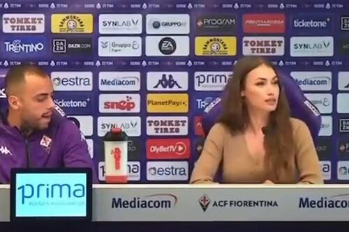 El gesto de Arthur Cabral con la jefa de prensa de la Fiorentina que ha desatado indignación en redes sociales
