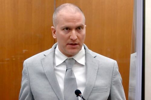 Expolicía condenado por muerte de George Floyd es apuñalado en prisión