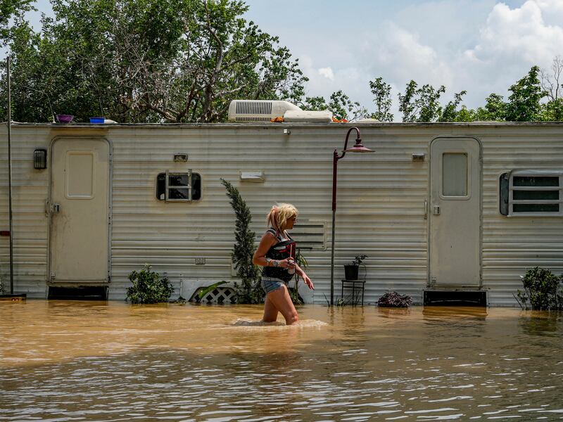Los aguaceros remiten en torno a Houston, las inundaciones persisten tras cientos de rescates