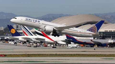 United Airlines Boeing 787-9 airplane Los Angeles International