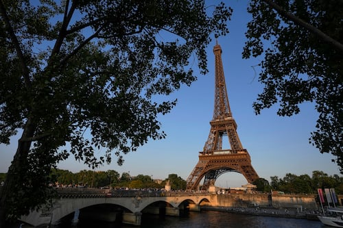 Ataque terrorista en París deja un muerto y un herido 