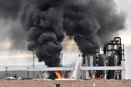 Explosión en refinería ilegal deja al menos una docena de muertos