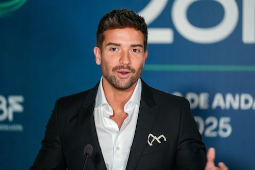 Pablo Alborán anuncia el lanzamiento de su nuevo single, 'Clickbait', y gira mundial en 2026 y 2027