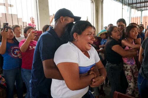 Familiares despiden a migrantes en Guatemala y Honduras