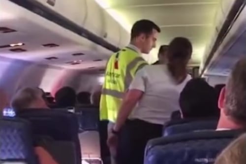 Viral: mujer grita y llora en un avión cuando su novio termina con ella