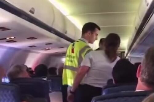 Viral: mujer grita y llora en un avión cuando su novio termina con ella