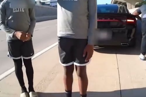 Policía detiene a familia negra y los encañona ‘por error’ en Texas