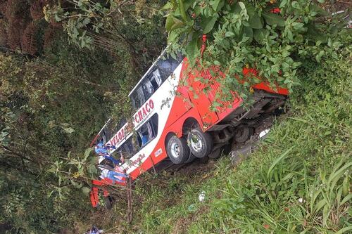 Volcadura de autobús deja a 19 personas muertas y más de 20 heridas