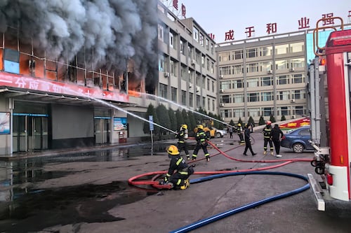 Fuerte incendio en edificio de industria del carbón en China deja 25 muertos y 50 heridos