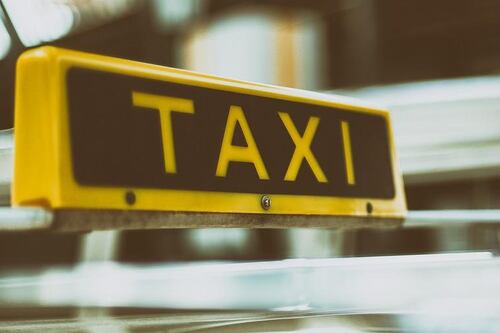 Taxista se convierte en viral por esta forma de bailar como Emmanuel al volante