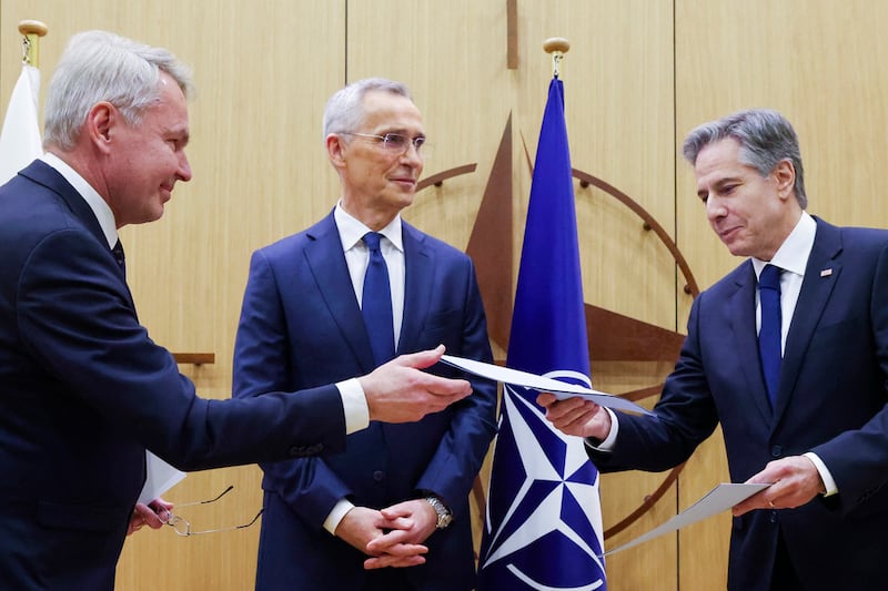 Primer ministro finlandés Pekka Haavisto recibe de su homólogo estadounidense Antony Blinken el documento de acceso a la OTAN