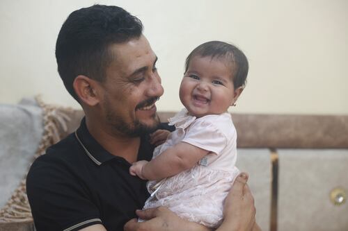 Bebé que nació bajo escombros del sismo en Turquía y Siria, cumple seis meses