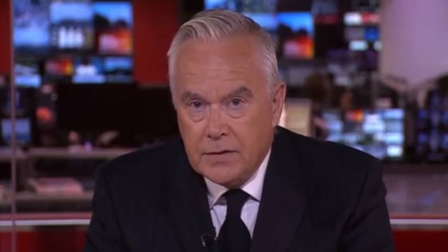 Huw Edwards, presentador estrella de la BBC, identificado como el autor de supuestos pagos a un menor a cambio de fotos sexuales