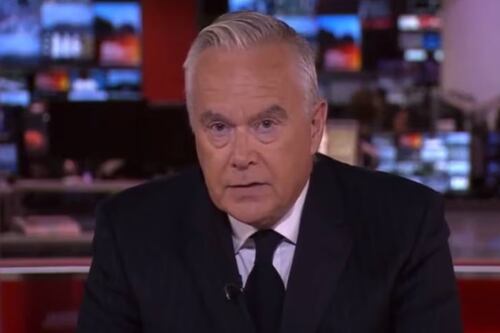 El conductor británico envuelto en escándalo con menor dio la noticia de la muerte de Isabel II en la BBC