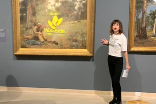 Detienen a activista por grafitear cuadro del pintor Frederick McCubbin