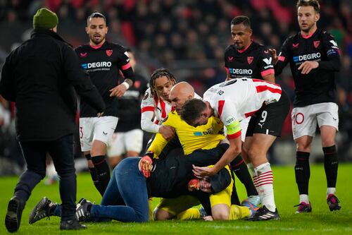 Aficionado del PSV es condenado a prisión por agredir a portero del Sevilla