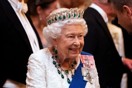 Reina Isabel II: La foto de la “mano morada” y la verdad detrás de ello