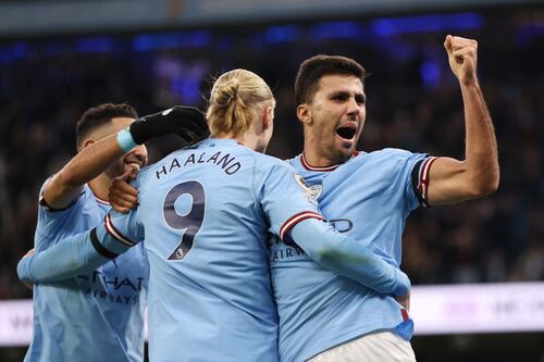Manchester City y United aprietan la Premier League