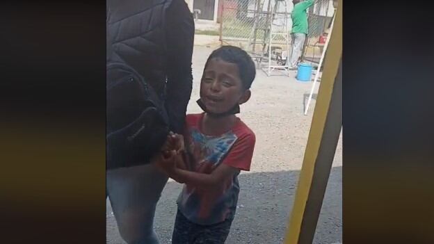 Reacción viral de un niño cuando su madre bromea diciendo que lo vende