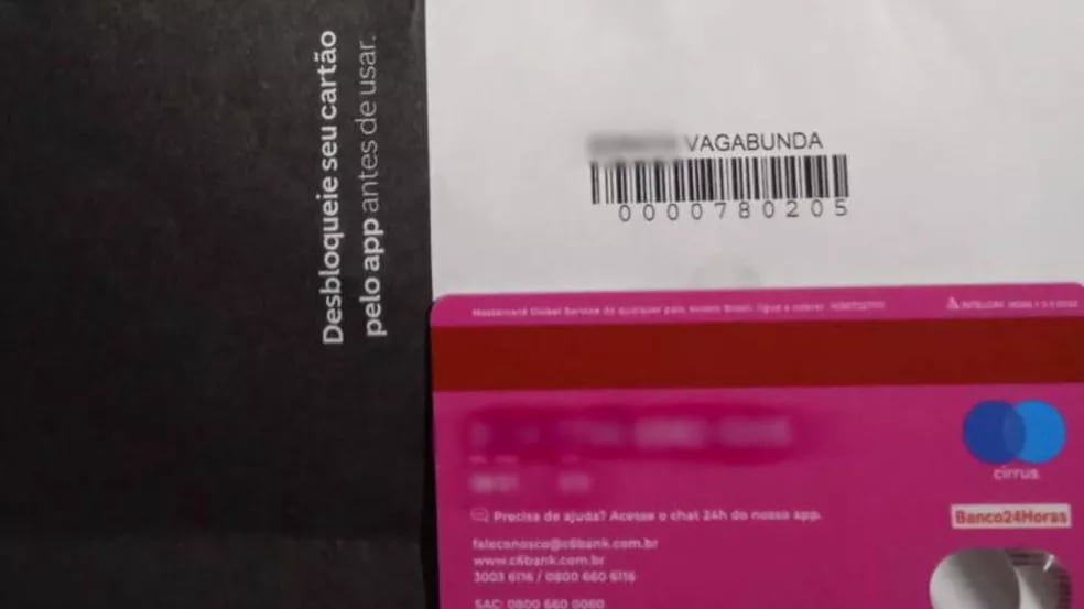 Mulher se revolta e afirma que recebeu cartão com sobrenome ‘vagabunda’