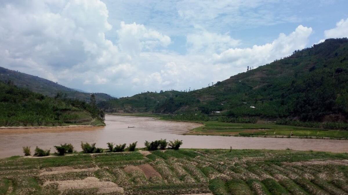 Mueren estudiantes por naufragio en Ruanda