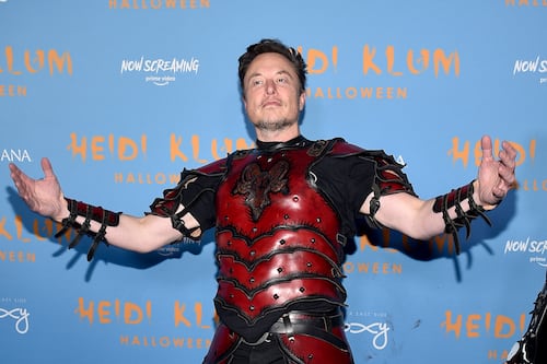 Elon Musk se convierte en ‘campeón del mal’, su disfraz se cotiza en siete mil 500 dólares
