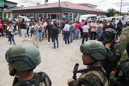 Presidente autoriza a la policía el uso de armas “en legítima defensa”