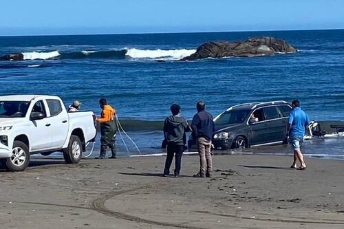 Hombre entró con su camioneta eléctrica a la playa y quedó atrapado en el mar