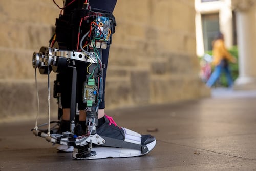 Científicos desarrollan unas botas que hacen que la persona camine más rápido