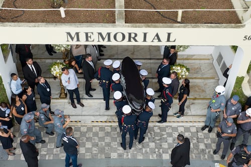Pelé recibe el último adiós; sus restos fueron sepultados tras homenajes