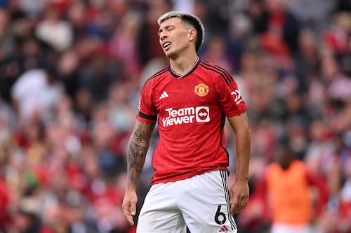 Lisandro Martínez encabeza larga lista de bajas en el Manchester United