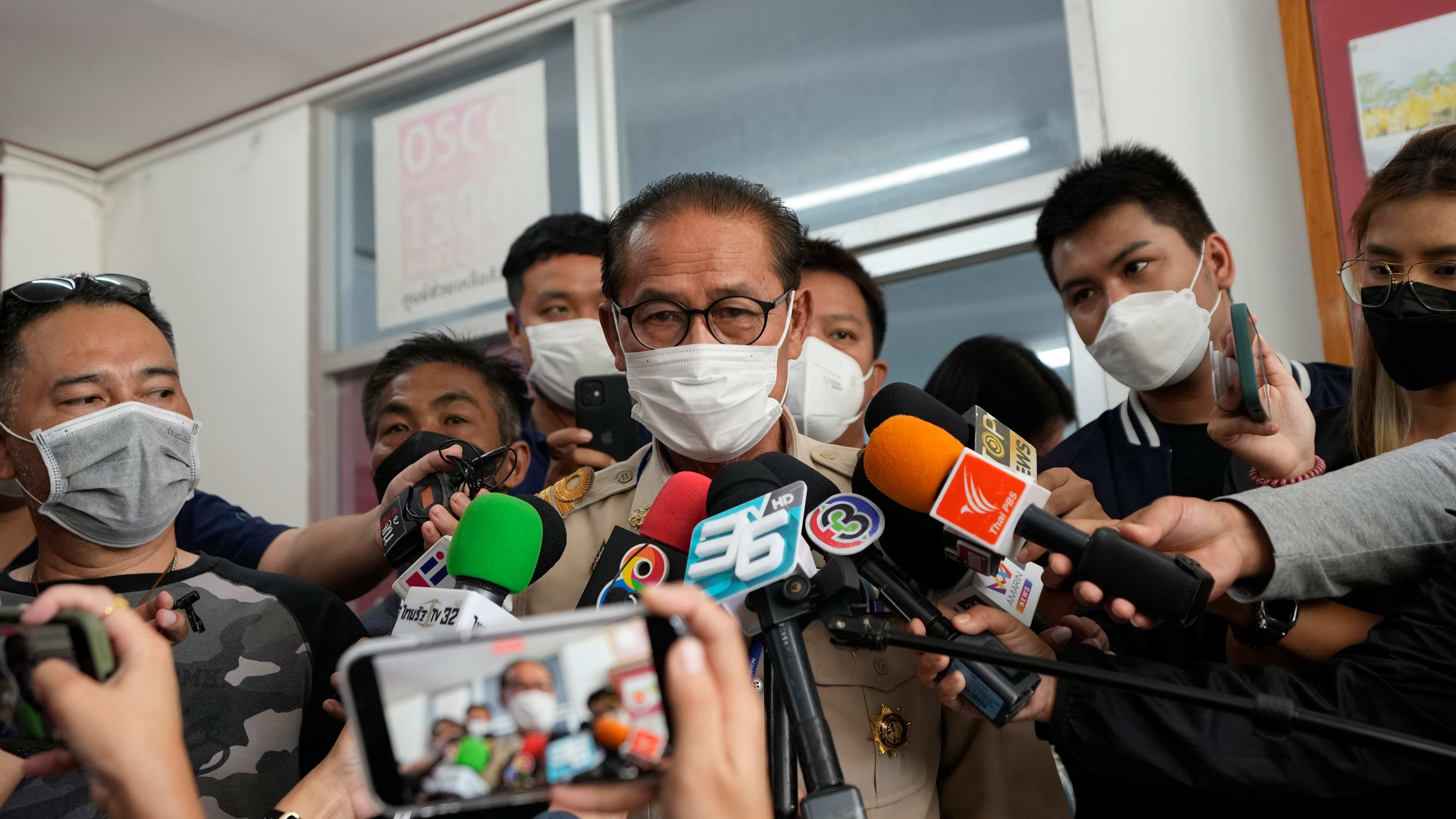 El responsable del gobierno local de Uthai Sawan, Danaichok Boonsom, habla con la prensa en una comisaría en Uthai Sawan, nordeste de Tailandia