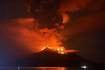 Indonesia evacua casas próximas a un volcán en erupción y cierra aeropuerto por la ceniza
