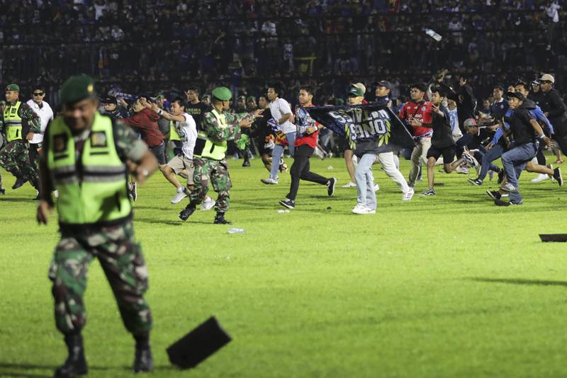 ¿Qué ocasionó la muerte de más de 120 personas en el fútbol de Indonesia?