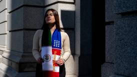 Distrito escolar de EU puede prohibir a estudiante usar bufanda con bandera mexicana