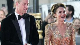 Kate Middleton deslumbra con vestido dorado en el estreno de ‘Sin tiempo para morir’ 
