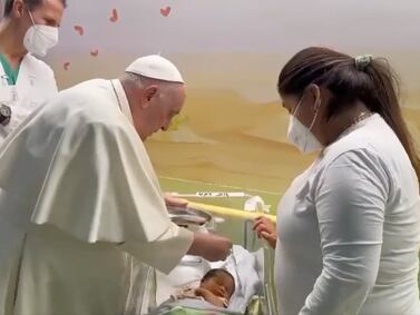 VÍDEO: Papa Francisco bautizó a un bebé ingresado en el mismo hospital donde él se encuentra